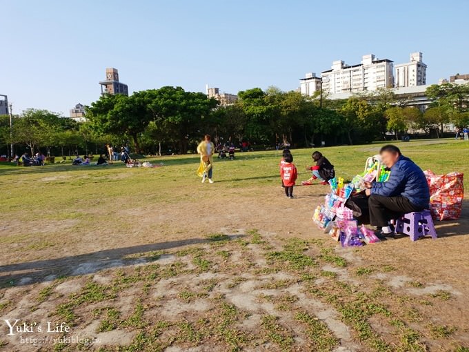 台北景點【華山文創園區大草原】免費親子景點 野餐好去處(台北捷運忠孝新生站) - yuki.tw