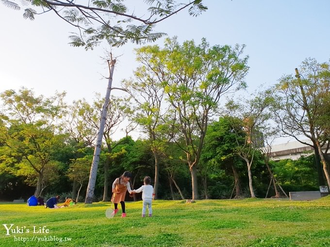 台北景點【華山文創園區大草原】免費親子景點 野餐好去處(台北捷運忠孝新生站) - yuki.tw