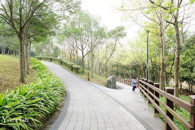 桃園景點【長庚養生文化村】粉紅隧道大沙坑 親子景點 賞櫻木棧道(野餐、室內游泳池親子景點) - yuki.tw