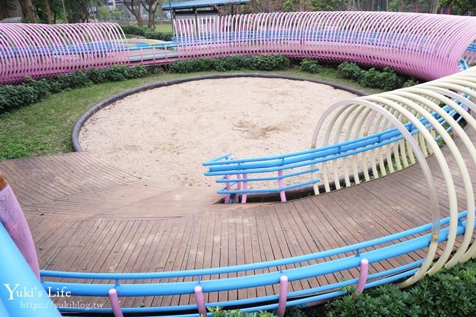 桃園景點【長庚養生文化村】粉紅隧道大沙坑 親子景點 賞櫻木棧道(野餐、室內游泳池親子景點) - yuki.tw