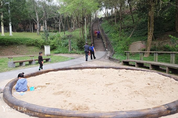 桃園景點【長庚養生文化村】粉紅隧道大沙坑 親子景點 賞櫻木棧道(野餐、室內游泳池親子景點) - yuki.tw