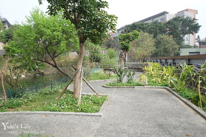 桃園景點【長庚養生文化村】粉紅隧道大沙坑 親子景點 賞櫻木棧道(野餐、室內游泳池親子景點) - yuki.tw