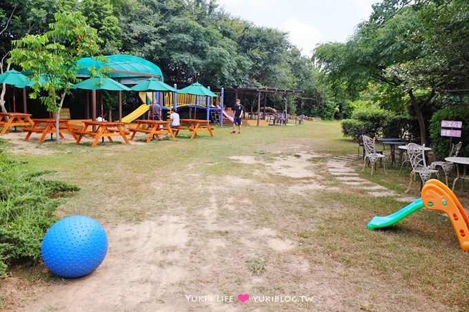 新竹景點【松湖畔咖啡館】大草皮玩沙親子餐廳~釣魚、落羽松湖景 - yuki.tw