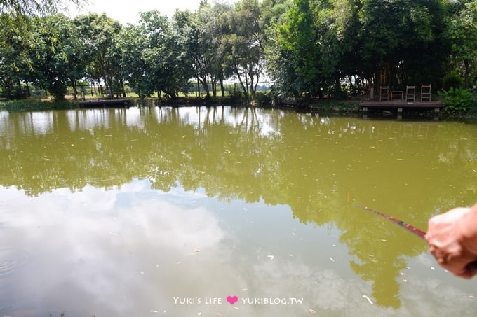 新竹景點【松湖畔咖啡館】大草皮玩沙親子餐廳~釣魚、落羽松湖景 - yuki.tw