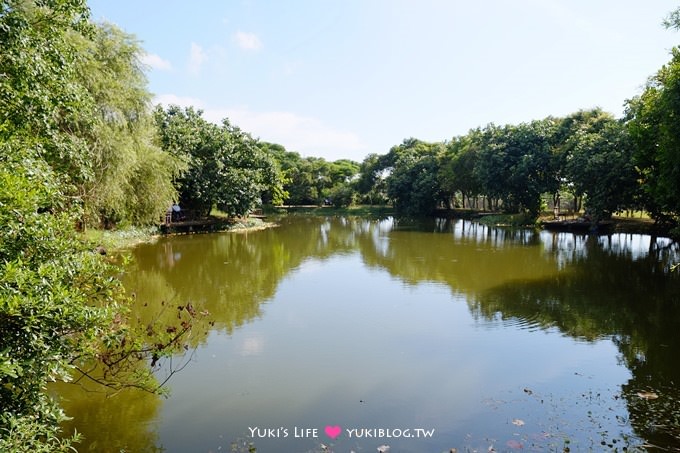 新竹景點【松湖畔咖啡館】大草皮玩沙親子餐廳~釣魚、落羽松湖景 - yuki.tw