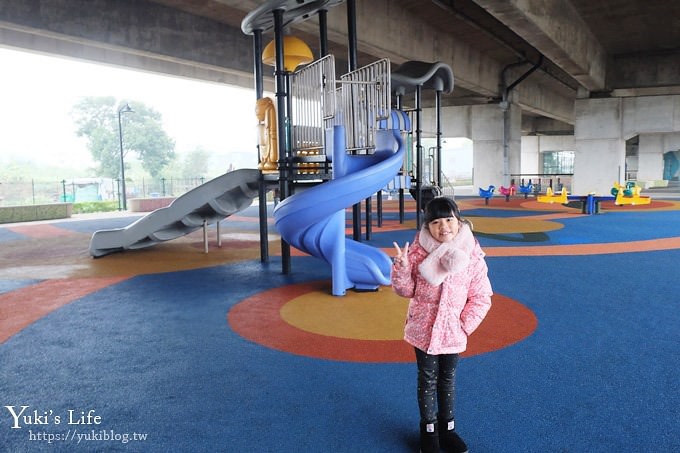 桃園景點【國際橋下兒童遊樂場】親子冒險公園.整排遊樂設施下雨也能玩！ - yuki.tw