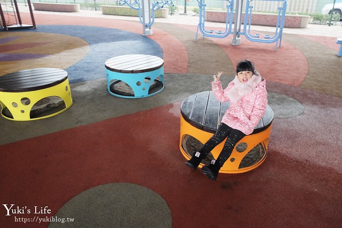 桃園景點【國際橋下兒童遊樂場】親子冒險公園.整排遊樂設施下雨也能玩！ - yuki.tw