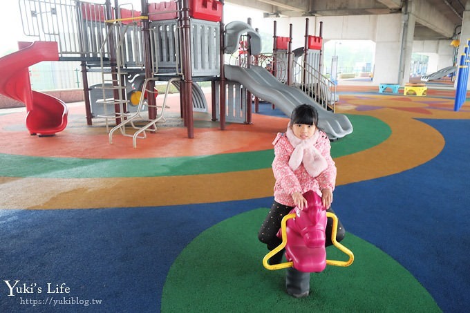 桃園景點【國際橋下兒童遊樂場】親子冒險公園.整排遊樂設施下雨也能玩！ - yuki.tw