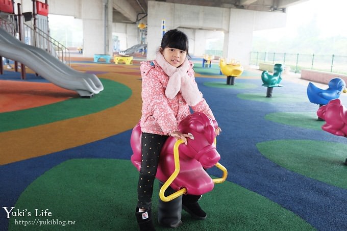 桃園景點【國際橋下兒童遊樂場】親子冒險公園.整排遊樂設施下雨也能玩！ - yuki.tw