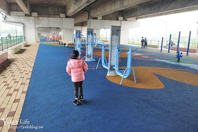 桃園景點【國際橋下兒童遊樂場】親子冒險公園.整排遊樂設施下雨也能玩！ - yuki.tw