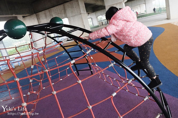 桃園景點【國際橋下兒童遊樂場】親子冒險公園.整排遊樂設施下雨也能玩！ - yuki.tw