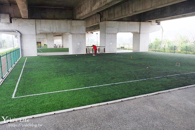 桃園景點【國際橋下兒童遊樂場】親子冒險公園.整排遊樂設施下雨也能玩！ - yuki.tw