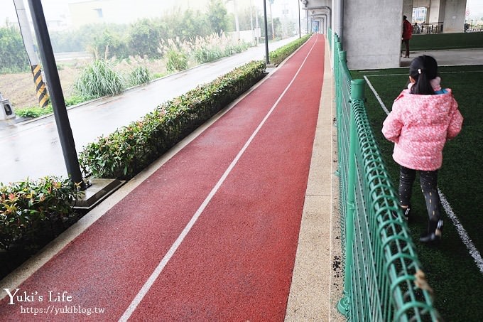 桃園景點【國際橋下兒童遊樂場】親子冒險公園.整排遊樂設施下雨也能玩！ - yuki.tw