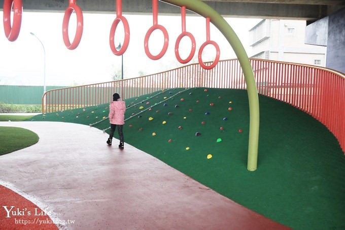 桃園景點【國際橋下兒童遊樂場】親子冒險公園.整排遊樂設施下雨也能玩！ - yuki.tw