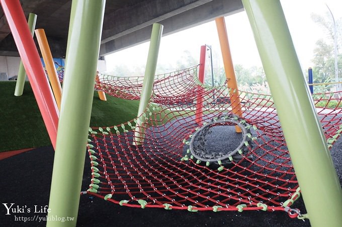 桃園景點【國際橋下兒童遊樂場】親子冒險公園.整排遊樂設施下雨也能玩！ - yuki.tw