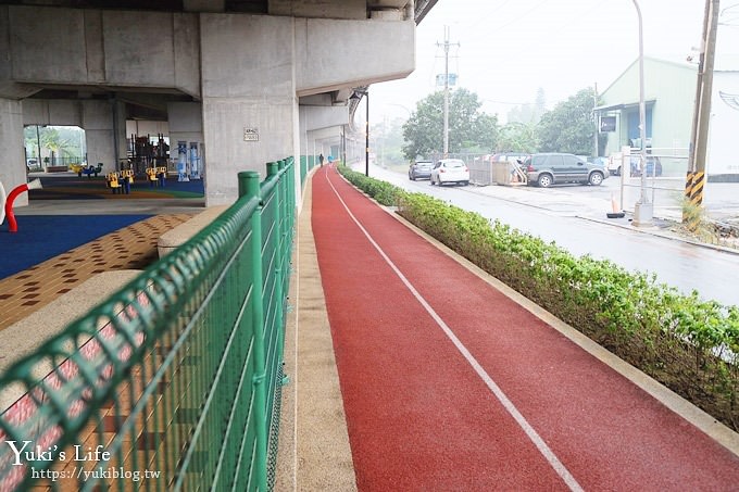 桃園景點【國際橋下兒童遊樂場】親子冒險公園.整排遊樂設施下雨也能玩！ - yuki.tw