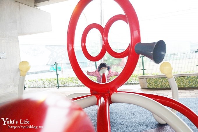 桃園景點【國際橋下兒童遊樂場】親子冒險公園.整排遊樂設施下雨也能玩！ - yuki.tw