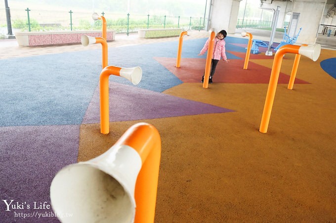 桃園景點【國際橋下兒童遊樂場】親子冒險公園.整排遊樂設施下雨也能玩！ - yuki.tw