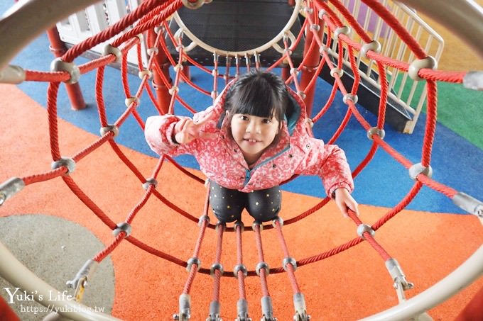 桃園景點【國際橋下兒童遊樂場】親子冒險公園.整排遊樂設施下雨也能玩！ - yuki.tw