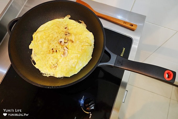 輕食廚房食譜【德國BEKA貝卡黑鑽陶瓷單柄附耳炒鍋】簡易爆汁手作漢堡排×迷迭香羊排×歐姆蛋早午餐 - yuki.tw