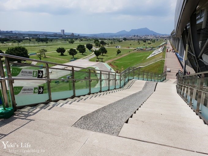 新北親子景點【大臺北都會公園】7公尺幸運草地景溜滑梯×野餐、騎車好去處→捷運三重站 - yuki.tw