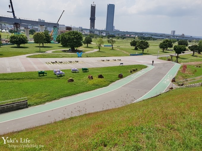 新北親子景點【大臺北都會公園】7公尺幸運草地景溜滑梯×野餐、騎車好去處→捷運三重站 - yuki.tw