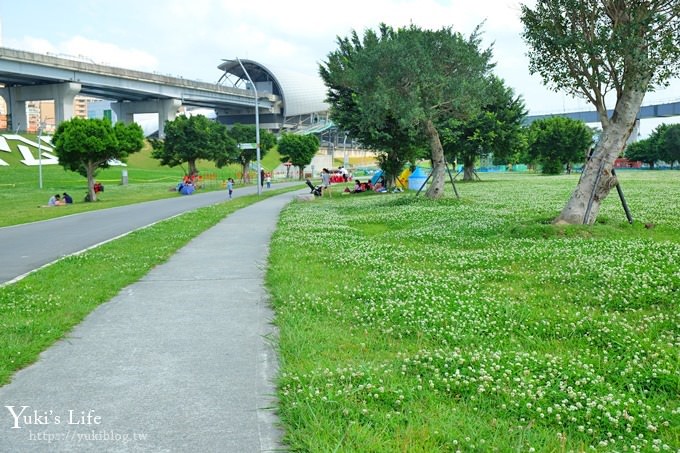 新北親子景點【大臺北都會公園】7公尺幸運草地景溜滑梯×野餐、騎車好去處→捷運三重站 - yuki.tw