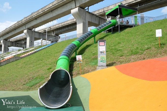 新北親子景點【大臺北都會公園】7公尺幸運草地景溜滑梯×野餐、騎車好去處→捷運三重站 - yuki.tw