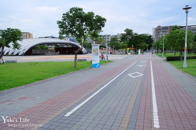 台北景點【舞蝶共融遊戲場特色公園】捷運親子景點×沙坑、草皮溜滑梯、攀爬網~昆蟲主題互動設施超好玩 - yuki.tw