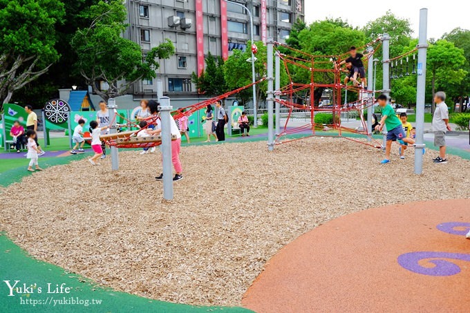 台北景點【舞蝶共融遊戲場特色公園】捷運親子景點×沙坑、草皮溜滑梯、攀爬網~昆蟲主題互動設施超好玩 - yuki.tw