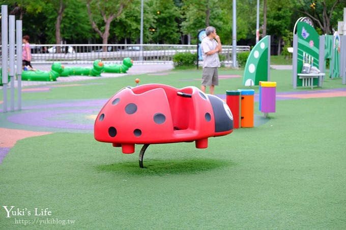 台北景點【舞蝶共融遊戲場特色公園】捷運親子景點×沙坑、草皮溜滑梯、攀爬網~昆蟲主題互動設施超好玩 - yuki.tw