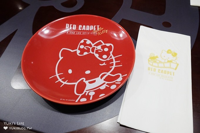 三井outlet【Hello Kitty Red Carpet美式餐廳】夢幻Kitty樂園拍照去×雨天室內景點!〈機場捷運林口站A9美食〉 - yuki.tw