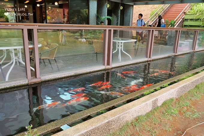 淡水玻璃屋景觀餐廳【日光行館】草皮上溜滑梯玩沙池親子餐廳(夏季加碼玩水大戰/淡水一日遊景點) - yuki.tw