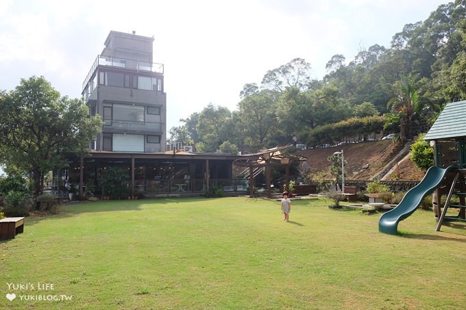 淡水玻璃屋景觀餐廳【日光行館】草皮上溜滑梯玩沙池親子餐廳(夏季加碼玩水大戰/淡水一日遊景點) - yuki.tw