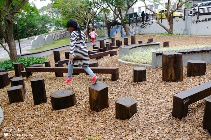 台北免費親子景點【天母東和公園】木屑鋪面兩層樓旋轉溜滑梯×湯姆歷險記森林遊樂場～假日森呼吸！ - yuki.tw