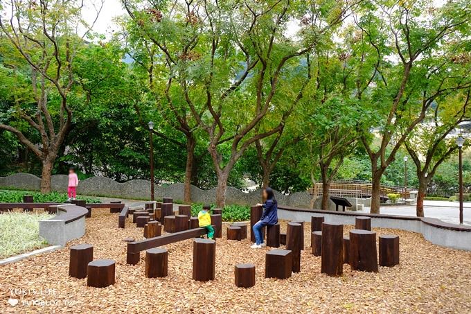 台北免費親子景點【天母東和公園】木屑鋪面兩層樓旋轉溜滑梯×湯姆歷險記森林遊樂場～假日森呼吸！ - yuki.tw