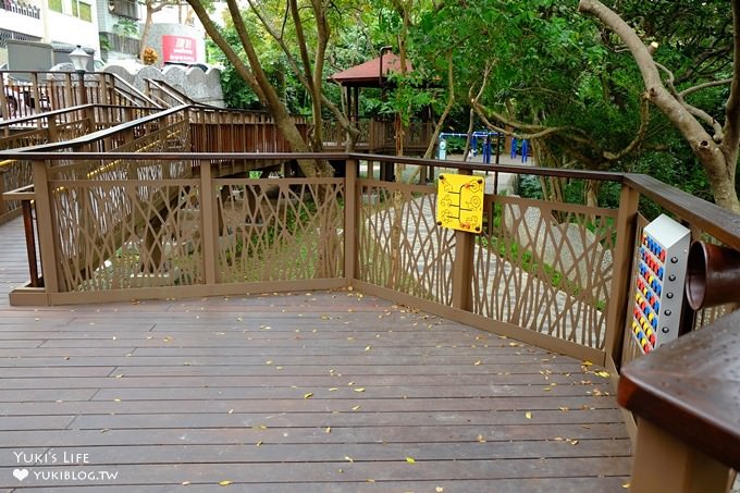 台北免費親子景點【天母東和公園】木屑鋪面兩層樓旋轉溜滑梯×湯姆歷險記森林遊樂場～假日森呼吸！ - yuki.tw