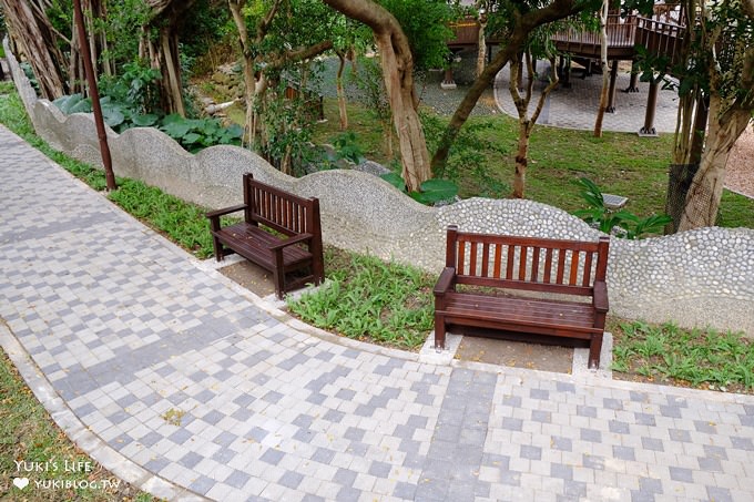 台北免費親子景點【天母東和公園】木屑鋪面兩層樓旋轉溜滑梯×湯姆歷險記森林遊樂場～假日森呼吸！ - yuki.tw