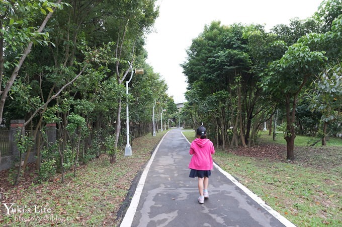 新北特色公園【林口樂活公園】捷運主題遊戲場×快速滑梯、高塔爬網、便利商店小老闆~等著大家來玩 - yuki.tw