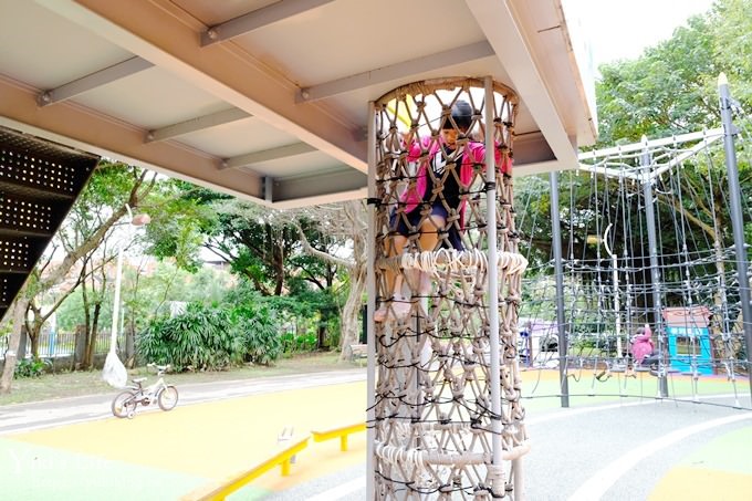 新北特色公園【林口樂活公園】捷運主題遊戲場×快速滑梯、高塔爬網、便利商店小老闆~等著大家來玩 - yuki.tw