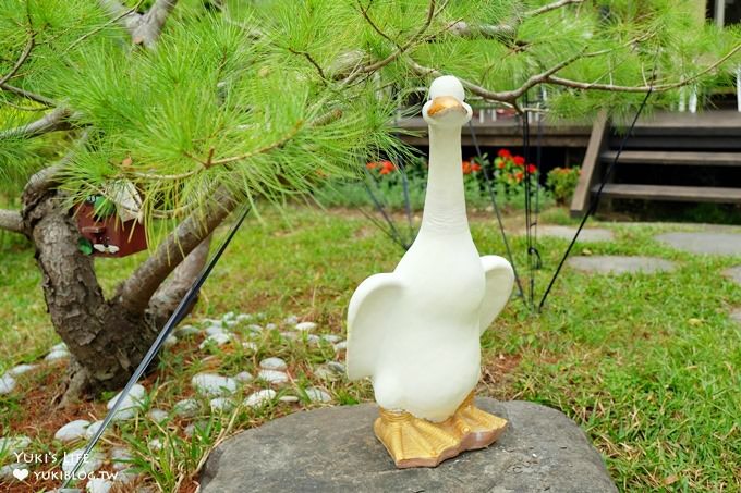 苗栗景點【青松自在】親子景觀餐廳 砂糖兔主題透明魚池座位×戶外庭院沙坑親子好去處 - yuki.tw