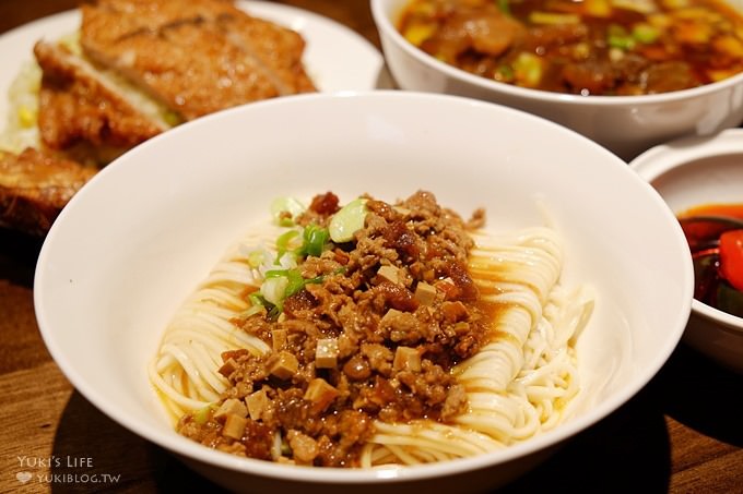 台北東區美食【五草車中華食館】一家大小質感用餐好去處!經典大排骨炒飯粒粒分明×紅燒牛肉軟嫩無比好推薦@忠孝敦化站 - yuki.tw