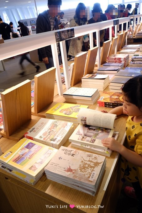 高雄景點【高雄市立圖書館總館】超熱門上網地點、穿透性最高、書與樹的明亮中庭綠建築圖書館 - yuki.tw