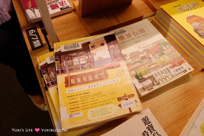 高雄景點【高雄市立圖書館總館】超熱門上網地點、穿透性最高、書與樹的明亮中庭綠建築圖書館 - yuki.tw