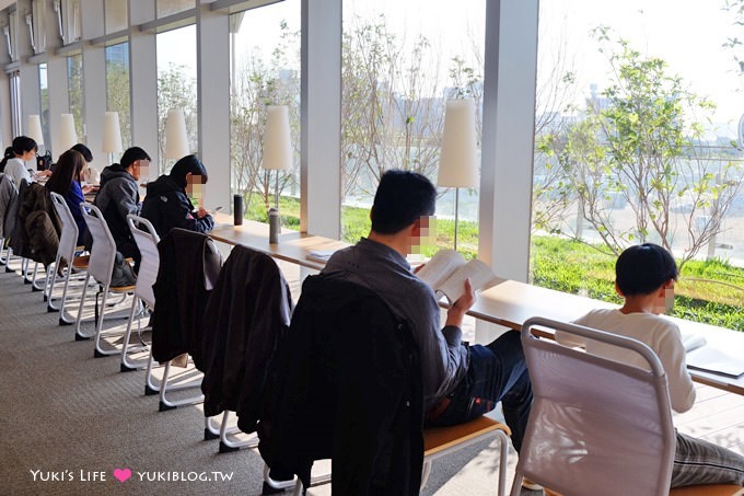 高雄景點【高雄市立圖書館總館】超熱門上網地點、穿透性最高、書與樹的明亮中庭綠建築圖書館 - yuki.tw