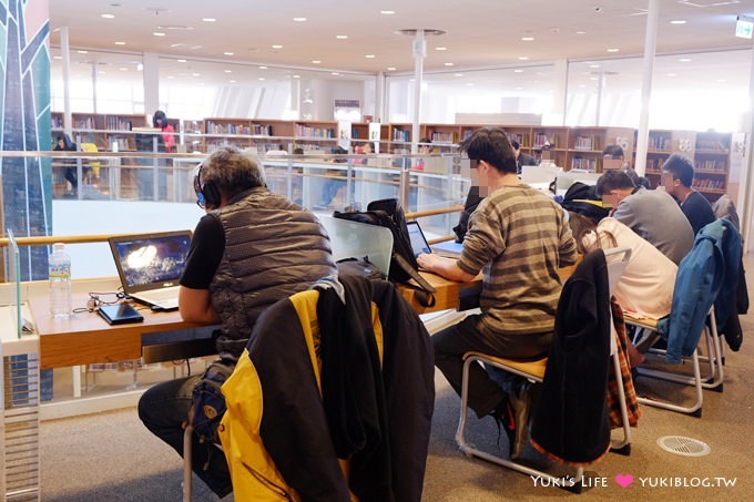 高雄景點【高雄市立圖書館總館】超熱門上網地點、穿透性最高、書與樹的明亮中庭綠建築圖書館 - yuki.tw