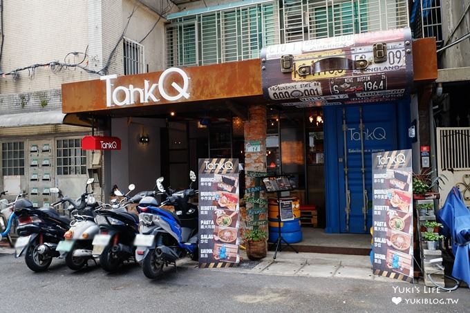 台北松菸周邊打卡美食【TankQ Cafe & Bar】行李箱早午餐二店×門口就是超大手提箱×女孩拍照約會好去處@捷運市政府站美食 - yuki.tw