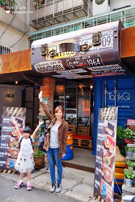 台北松菸周邊打卡美食【TankQ Cafe & Bar】行李箱早午餐二店×門口就是超大手提箱×女孩拍照約會好去處@捷運市政府站美食 - yuki.tw