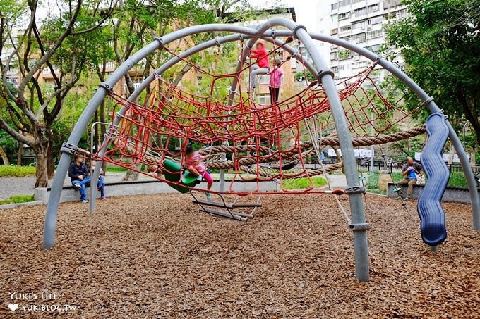 台北景點【天和公園】免費親子景點×森林木屑鋪面挑戰型溜滑梯遊戲場×300年歷史番仔圳 - yuki.tw