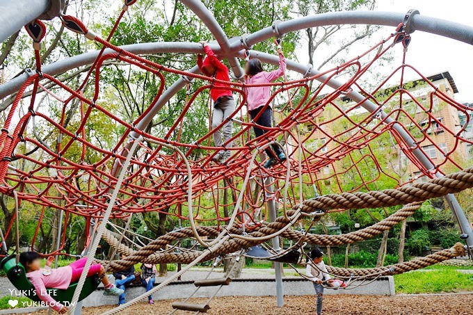 台北景點【天和公園】免費親子景點×森林木屑鋪面挑戰型溜滑梯遊戲場×300年歷史番仔圳 - yuki.tw